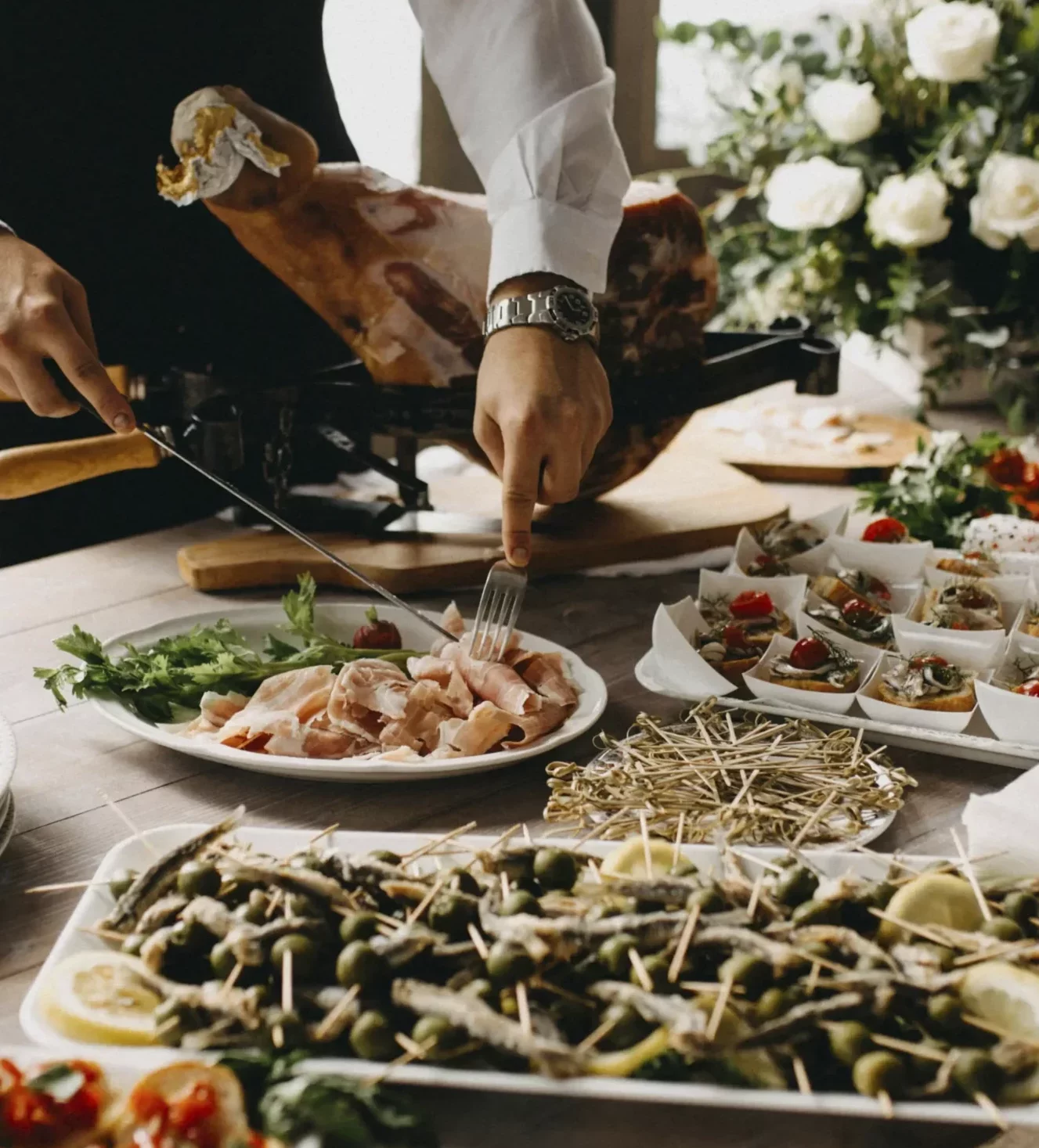 Buffet convivial et généreux Buffet traiteur avec charcuterie, antipasti et découpe de jambon cru