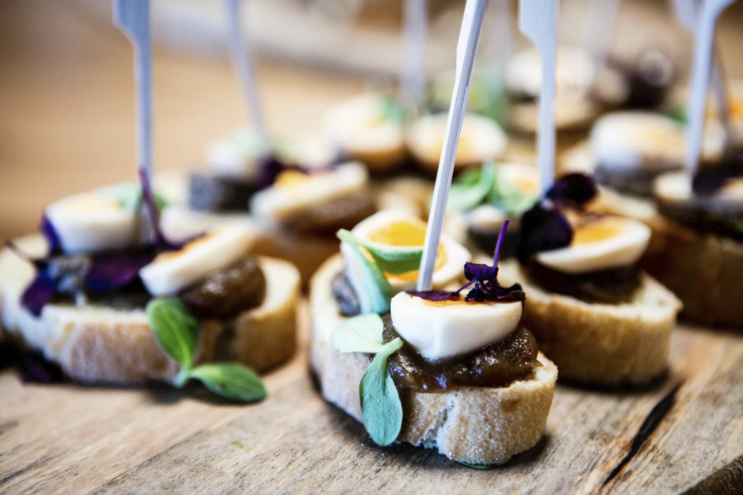 Bouchées apéritives aux œufs de caille, pain toasté et légumes croquants
