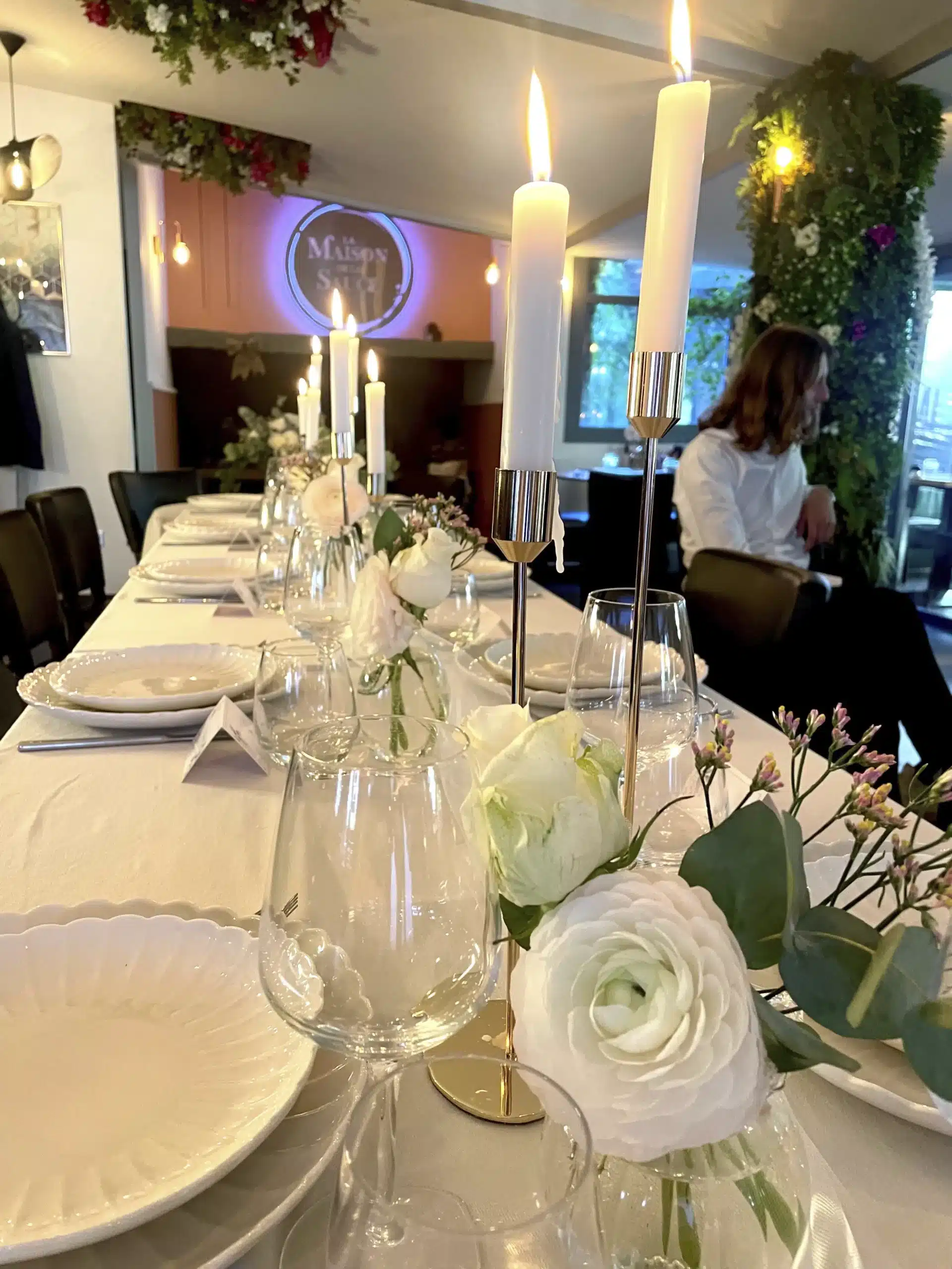 Table dressée avec bougies Table élégante avec chandelles et roses blanche
