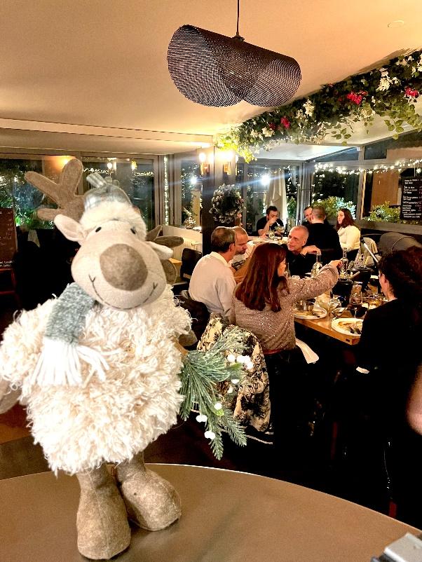 Soirée d'entreprise de fin d'année Dîner d'entreprise avec déco de Noël et peluche renne