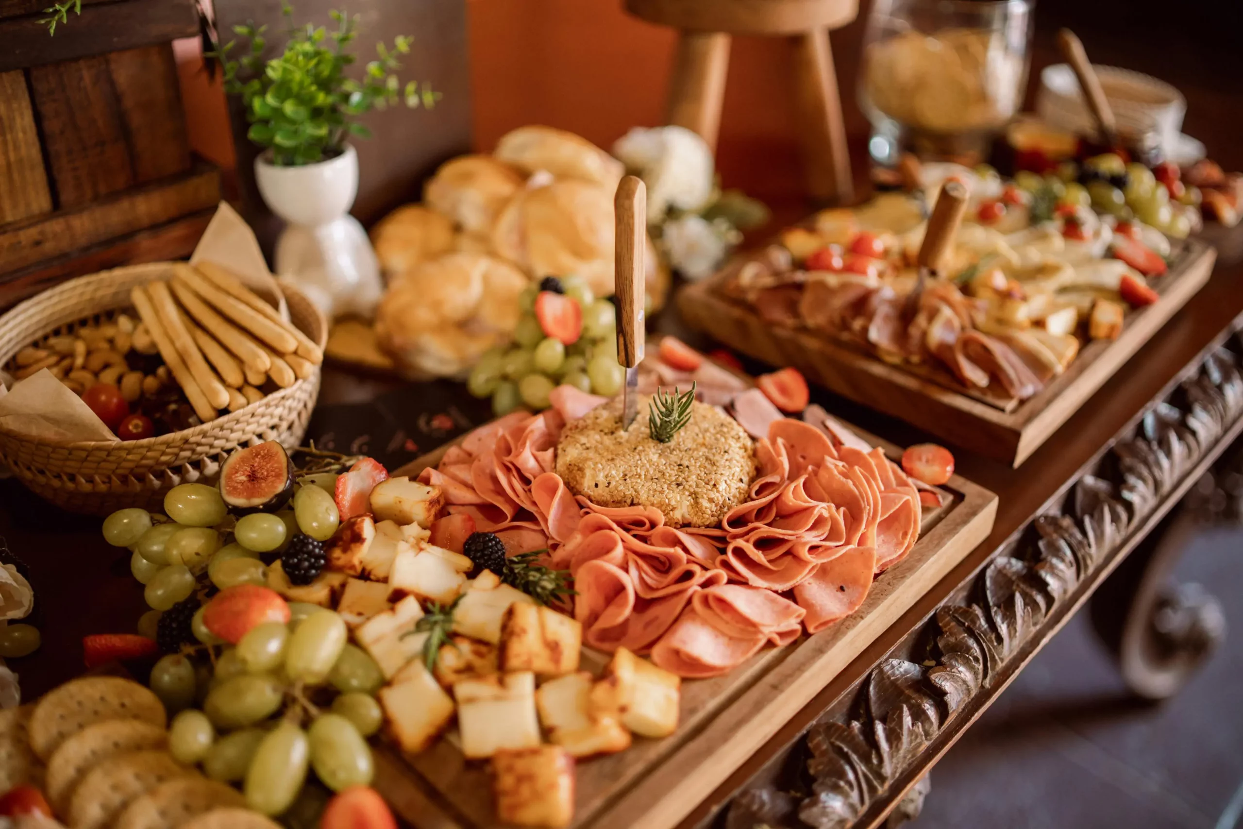 Ensemble de plateaux de petits fours et d'assiettes de charcuteries sur une table de reception