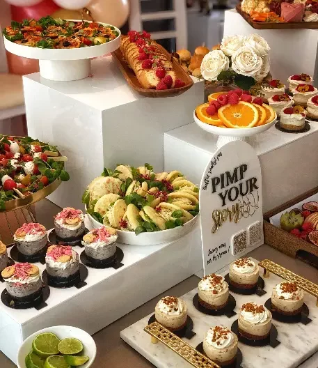 img-page-traiteur-emporter Table de réception avec desserts et fruits