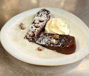 Brownie fondant, noisettes caramélisées & chantilly Brownie fondant au chocolat avec noisettes caramélisées et chantilly