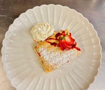 Mille-feuille croustillant, fraises fraîches & chantilly maison Mille-feuille aux fraises avec chantilly et coulis de fruits rouges